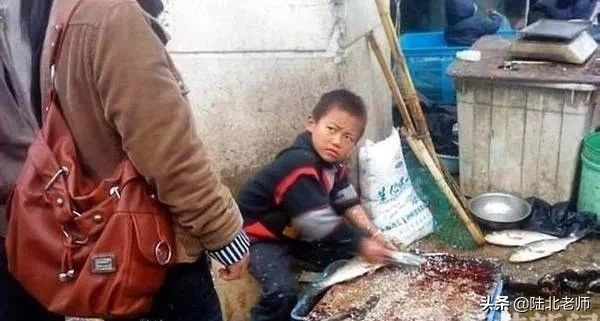 想让孩子有出息?父母要避免这种思维,才会不让孩子成为"穷人"