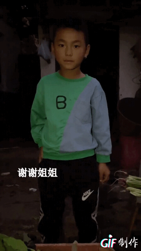 凌晨4点,9岁姐弟走2小时山路去卖菜,心不穷的孩子,让人敬畏