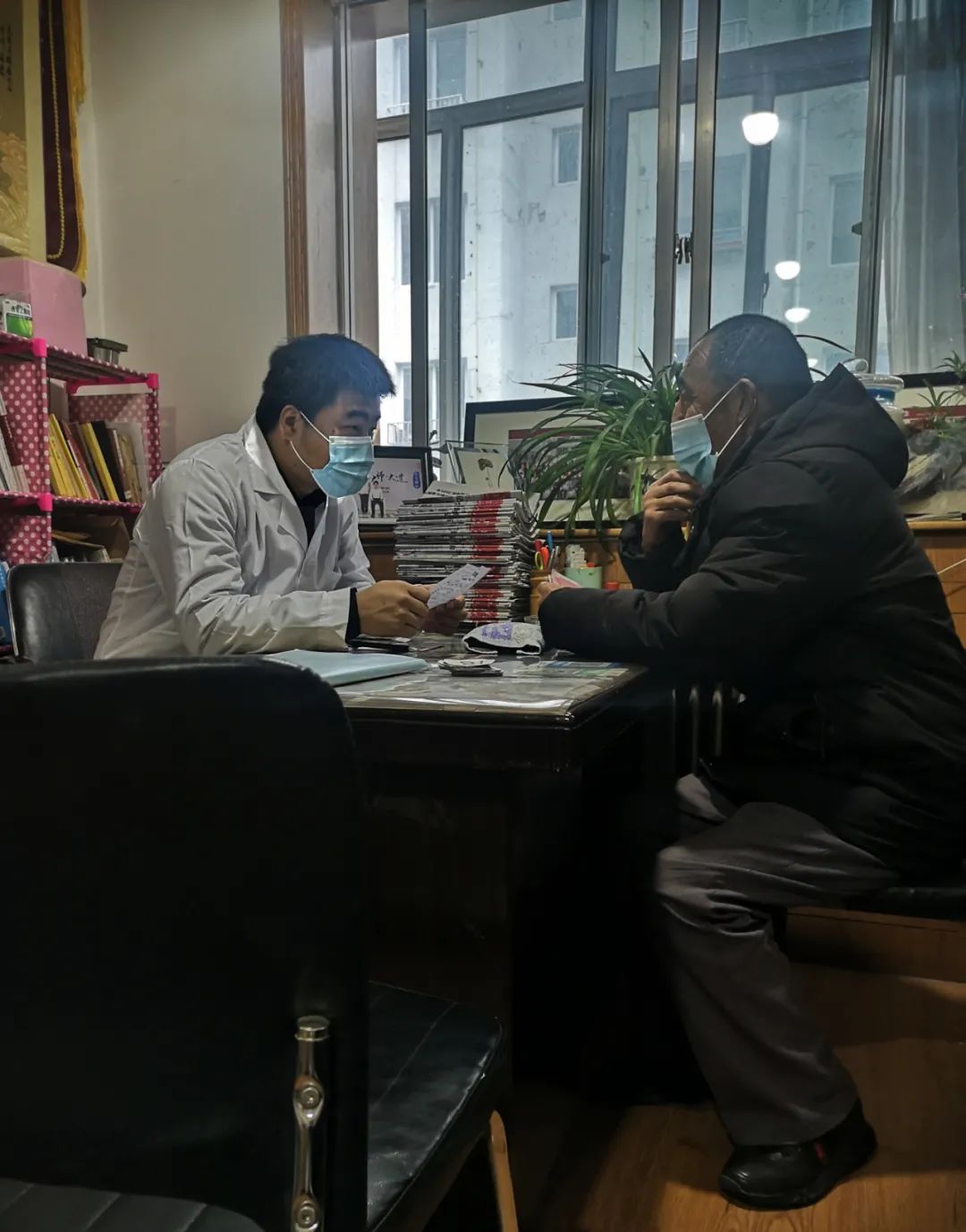 90后中医回甘肃老家县城开诊所,日诊人次50+