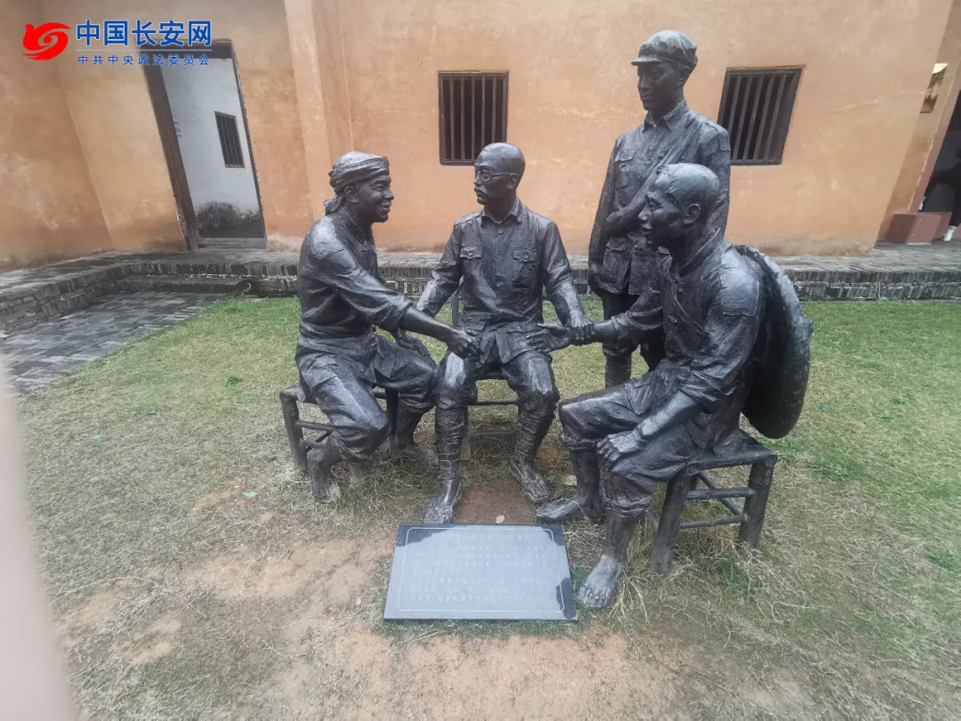 他被子弹击中腹部,肠子流了出来……