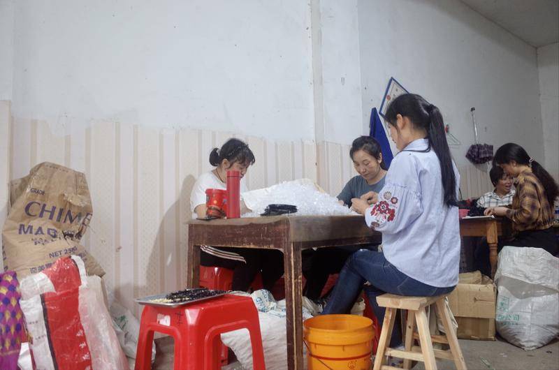 “陪读小镇”上,那些被高考神话捆绑的妈妈们
