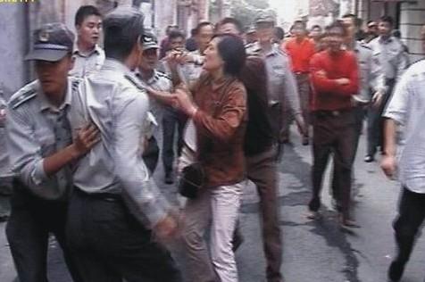 2009年,江苏女子遭暴力拆迁,与对方发生冲突后,她持刀连砍7人